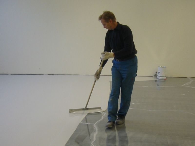 Защита бетонного пола в автосервисе