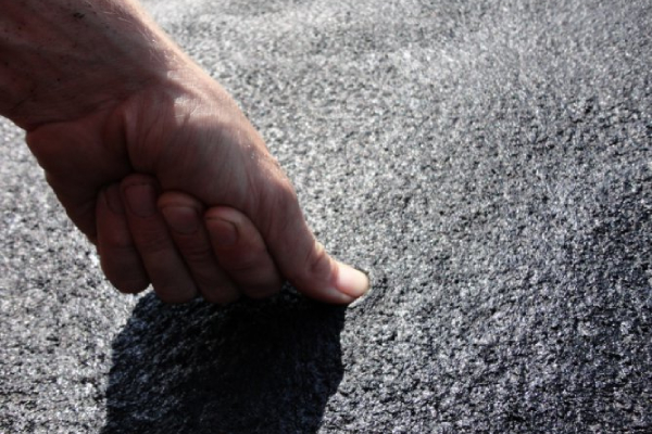 Жидкая резина плотно покрывает бетон